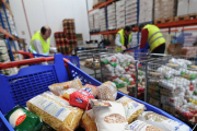 Los voluntarios trabajando en el Banco de Alimentos.-ISRAEL L. MURILLO