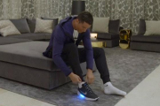 Cristiano Ronaldo prueba unas zapatillas ajustables de la marca Nike.-