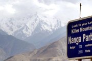 La montaña pakistaní Nanga Parbat en julio de 2004.-