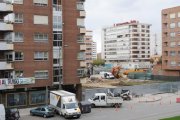 Una gran pancarta denuncia los problemas de ruido y temblores que sufre el edificio y su malestar contra la pista de pádel que se construirá en el recinto.-ISRAEL L. MURILLO