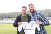 Miki Muñoz posa junto al director deportivo, Michu, el día de su presentación. BURGOS CF