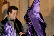 Pablo Casado, vestido de nazareno en la procesión de Ávila en una fotografía que el PP data de 2013 o 2014.-EL PERIÓDICO