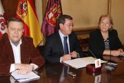 Rico (en el centro) acompañado de los diputados provinciales) Ignacio Marín y Feli Cartón-ECB