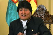 Evo Morales habla ante la prensa, tras firmar el decreto declarando la emergencia nacional, el 21 de noviembre, en La Paz.-EFE