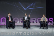 Luis Montero (Microsoft), Luis Cardo (Telefónica), Emilio Ontiveros (AFI),Charlotte Cheynard (Ebay) y Carlos Ceruelo (Nettit) durante la primera mesa redonda.-SANTI OTERO