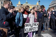 La activista sueca Greta Thunberg sostiene una pancarta junto a varios estudiantes franceses que participan en una marcha contra el cambio climático en París, el 22 de febrero.-EFE / JULEN DE LA ROSA