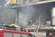 La Guardia Civil se encargó de vigilar el perímetro de seguridad mientras los bomberos intervenían en la vivienda.-ECB