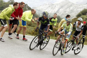 Alberto Contador, en el centro, junto a Nairo Quintana y Omar Fraile, a la derecha, durante la ascensión a los Lagos.-EFE / JAVIER LIZÓN