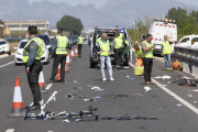 Agentes de la Guardia Civil y miembros de Emergencias, en el lugar del atropello, en Oliva (Valencia).-EFE