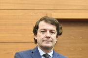 El presidente de la Junta de Castilla y León, Alfonso Fernández Mañueco, en las Cortes autonómicas tras su comparecencia del viernes. E. M.
