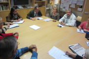Baudilio Fernández Mardomingo en la reunión que mantuvo ayer con cinco asociaciones de vecinos.-L.V.