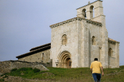 La ermita de San Pantaleón de Losa, a la que se accede subiendo una empinada cuesta. ECB