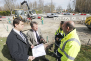 Ángel Ibáñez y Javier Lacalle en su visita a las obras.-RAÚL G. OCHOA