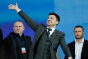 El presidente electo de Ucrania,Volodímir Zelenski  saluda a sus seguidores.-EFE / SERGEY DOLZHENKO