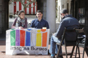 Blanca Guinea y Raúl Salinero explican en la Plaza Mayor la financiación de la campaña de Imagina.-RAÚL G. OCHOA