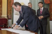 Antonio Silván firma ante la mirada de Javier Lacalle.-SANTI OTERO