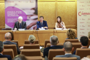 El consejero de Economía y Hacienda, Carlos Fernández Carriedo (centro), en la Cámara de Comercio de Burgos. TOMÁS ALONSO