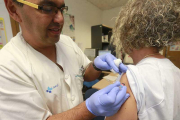 Un enfermero vacuna contra la gripe a una mujer.-RAÚL G. OCHOA