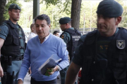 El expresidente de Madrid, el popular Ignacio González, antes del registro de su despacho, el pasado 19 de abril.-EFE / BALLESTEROS