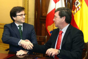 Miguel López yCésar Rico, ayer en la Diputación durante la firma del convenio.-ICAL