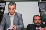 El ex-vicepresidente de la Asociación para la Recuperación de la Memoria Histórica, ARMH, y concejal de USE-Bierzo en el Ayuntameinto de Ponferrada, Santiago Macías (I), junto a su abogado, Francisco Álvarez Rubio (D), durante la rueda de prensa de esta m-Ical