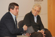 Pablo Lago junto al escritor e historiador Santos Juliá.-ISRAEL L. MURILLO