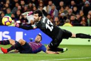 Luis Suárez, superando al portero del Eibar Asier Riesgo.-