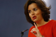 La vicepresidenta del Gobierno, Soraya Sáenz de Santamaría, en la rueda de prensa posterior al Consejo de Ministros.-AGUSTÍN CATALÁN