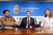 Ismael Ruiz, alcalde de Rubena, estrecha la mano de Javier Lacalle ante la mirada de Carolina Blasco.-RAÚL G. OCHOA