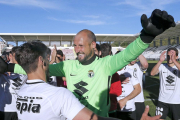 Andrés y Mikel Saizar se abrazan al término del partido disputado ayer.-SANTI OTERO