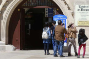 Un grupo de turistas, en la zona de venta de billetes de la Catedral.-RAÚL G. OCHOA
