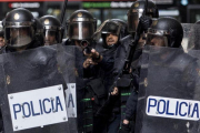 Policías nacionales, el 1-O en el colegio Ramon Llull de Barcelona.-FERRAN NADEU