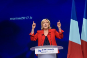La líder y candidata del partido Frente Nacional (FN) a la presidencia de Francia, Marine Le Pen, da un discurso durante una concentración de campaña electoral el pasado lunes.-EFE