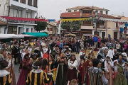 El Gran Desfile Imperial fue todo un «éxito» a nivel de público. De hecho, estaba «todo el pueblo en la calle»junto a vecinos de Aguilar de Campoo y diferentes puntos de Cantabria.-ECB