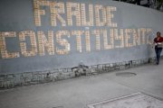 Diputados de la oposición gritan fraude en medio del Parlamento este miércoles.-AP / ARIANA CUBILLOS