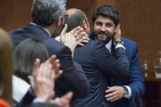 El recién investido presidente de la Región de Murcia, Fernando López Miras (d), felicitado por su predecesor en el cargo, Pedro Antonio Sánchez, que dimitió después de que Ciudadanos le retirara su apoyo por ser investigado en el caso Auditorio.-EFE