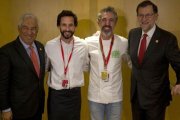 De izquierda a derecha, el primer ministro de Portugal, António Costa, los cocineros Avillez y Solla y Rajoy.-EFE / DIEGO CRESPO