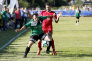 Un jugador de Mazuelo controla el balón ante la presión de un futbolista de Quemada-Jarcha Burgosdeporte