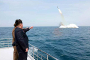 El líder norcoreano, Kim Jong-un, asiste al lanzamiento del misil submarino-EFE