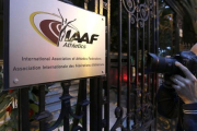 Un fotógrafo, ante la sede de la IAAF en Mónaco.-AP / LIONEL CIRONNEAU