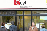 Varias personas, frente a una oficina del Ecyl.-ECB