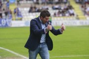 Nacho Fernández da su aprobación a una jugada del Burgos CF en el choque de ayer-Raúl G. Ochoa