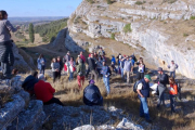 Los participantes de las jornadas de patrimonio geológico visitaron Basconcillos del Tozo.-ECB
