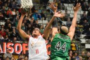 Sebas Saiz supera la defensa de Jordan, ayer.-ACB PHOTO / D. GRAU
