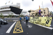 Varias decenas de personas se manifestaron, el 23 de junio del 2014, a las puertas del Cabildo de Gran Canaria en contra de las prospecciones petrolíferas.-Foto:   ÁNGEL MEDINA G. / EFE