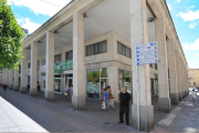 Locales comerciales ubicados en el exterior del Mercado Norte denuncian que se les ha mantenido al margen de este proceso.-ISRAEL L. MURILLO