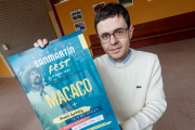 Diego Mingo, vicario de la parroquia de San Martín de Porres, con un cartel del concierto de Macaco en Burgos. SANTI OTERO