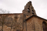 Imagen exterior de la iglesia de Aguilar de Bureba, Bien de Interés Cultural desde 1983.-G.G.