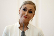 Cristina Cifuentes durante la rueda de prensa ofrecida hoy en la que ha anunciado su dimisión.-EMILIO NARANJO (EFE)