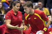 Pablo Carreño y la capitana de la Davis hasta ahora, Conchita Martínez , en la eliminatoria de abril ante Serbia-SRDJAN SUKI (EFE)